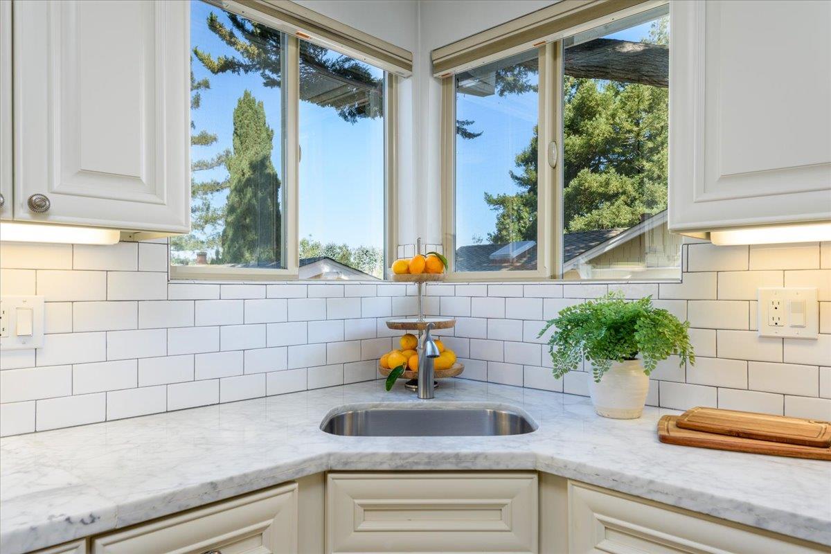 Detail Gallery Image 13 of 66 For 12 Cranfield Ave, San Carlos,  CA 94070 - 5 Beds | 2/1 Baths