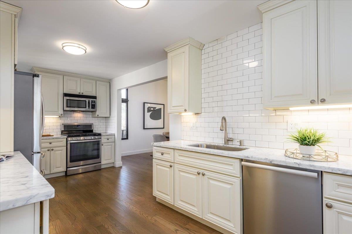 Detail Gallery Image 14 of 66 For 12 Cranfield Ave, San Carlos,  CA 94070 - 5 Beds | 2/1 Baths