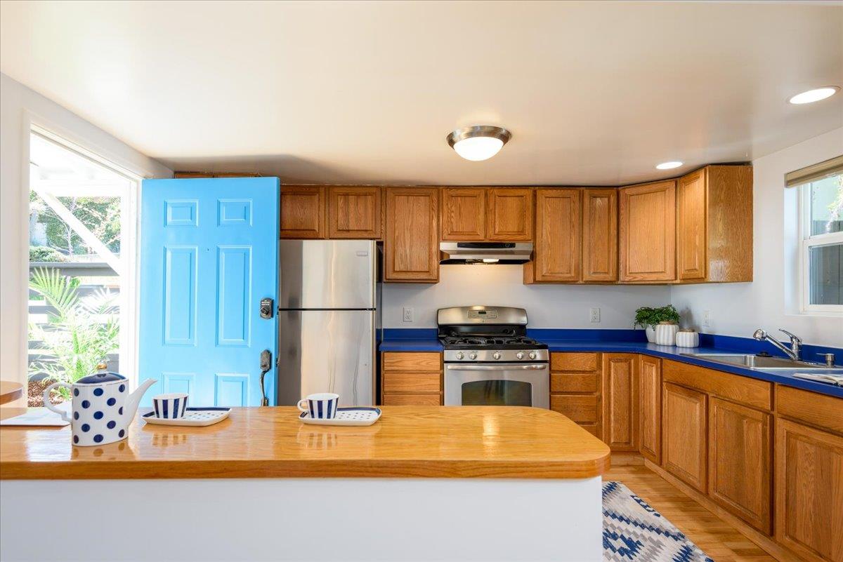 Detail Gallery Image 33 of 66 For 12 Cranfield Ave, San Carlos,  CA 94070 - 5 Beds | 2/1 Baths