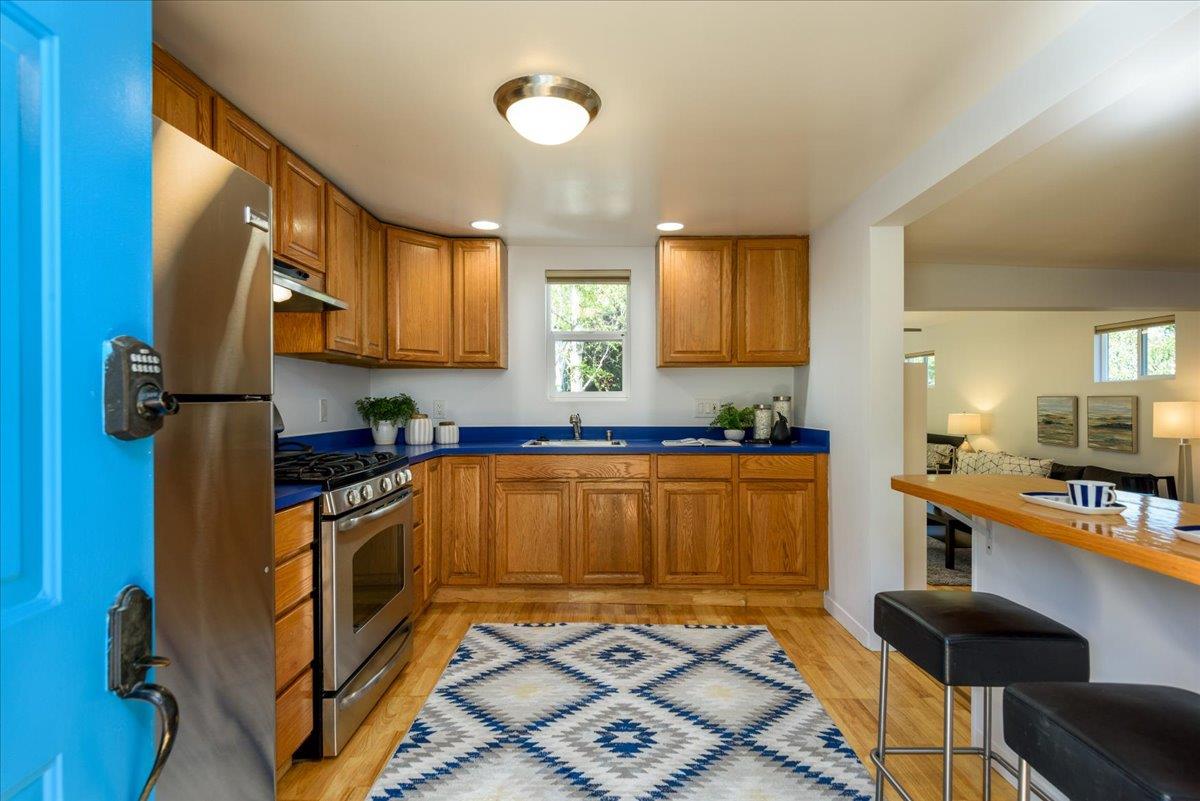 Detail Gallery Image 34 of 66 For 12 Cranfield Ave, San Carlos,  CA 94070 - 5 Beds | 2/1 Baths