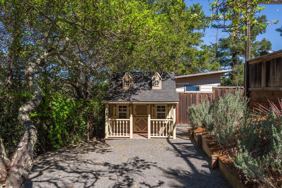 Detail Gallery Image 42 of 66 For 12 Cranfield Ave, San Carlos,  CA 94070 - 5 Beds | 2/1 Baths