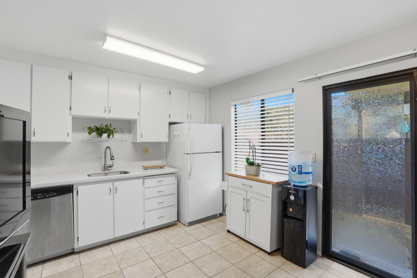 Detail Gallery Image 11 of 32 For 205 Del Valle Cir, El Sobrante,  CA 94803 - 2 Beds | 1/1 Baths