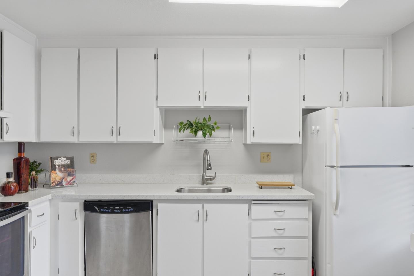 Detail Gallery Image 12 of 32 For 205 Del Valle Cir, El Sobrante,  CA 94803 - 2 Beds | 1/1 Baths