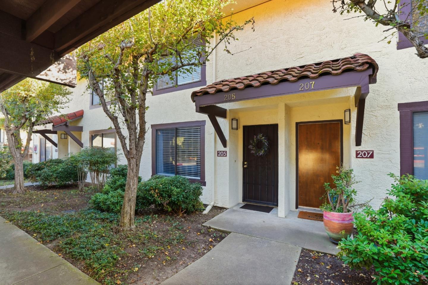 Detail Gallery Image 2 of 32 For 205 Del Valle Cir, El Sobrante,  CA 94803 - 2 Beds | 1/1 Baths