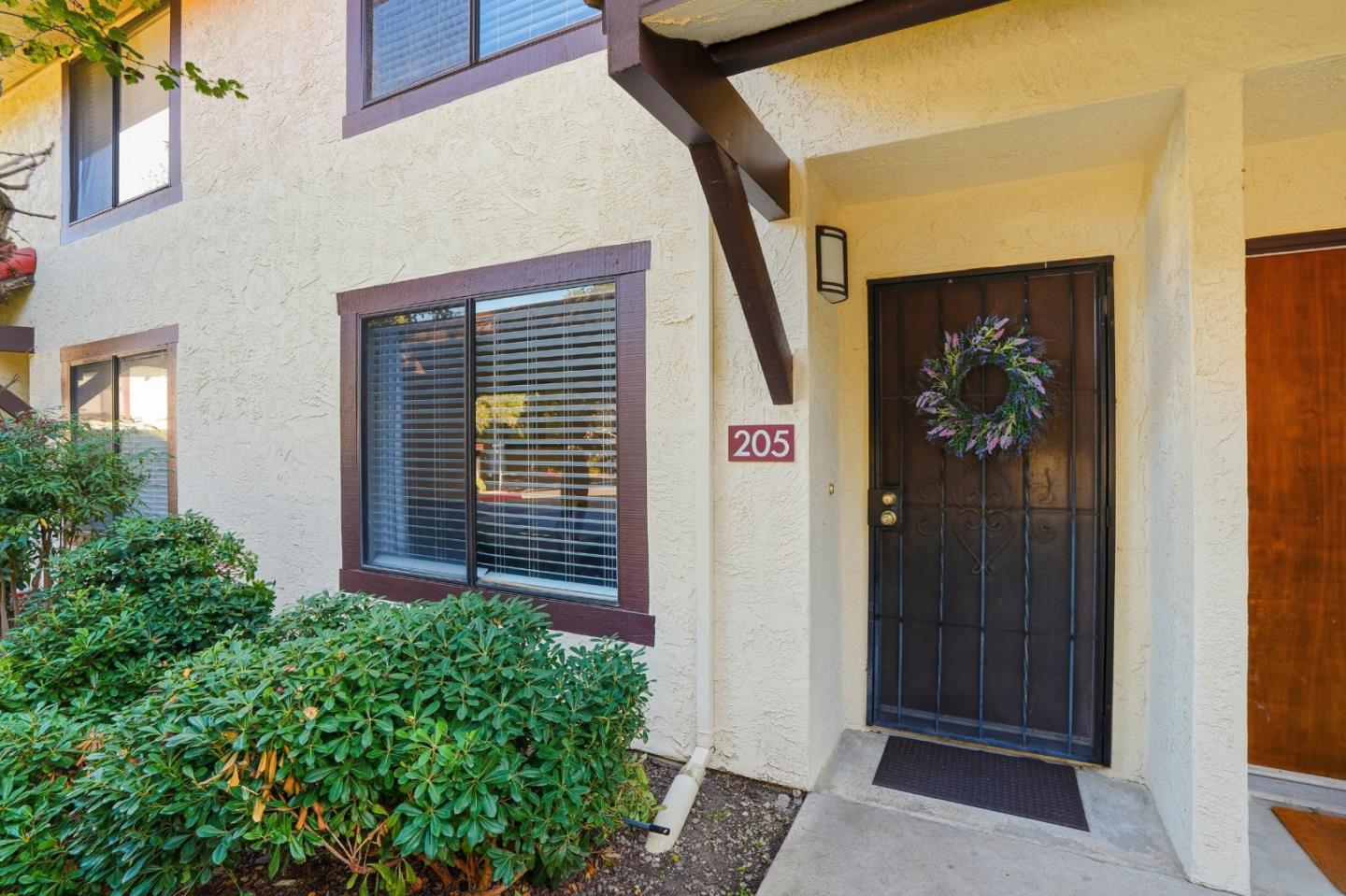 Detail Gallery Image 3 of 32 For 205 Del Valle Cir, El Sobrante,  CA 94803 - 2 Beds | 1/1 Baths