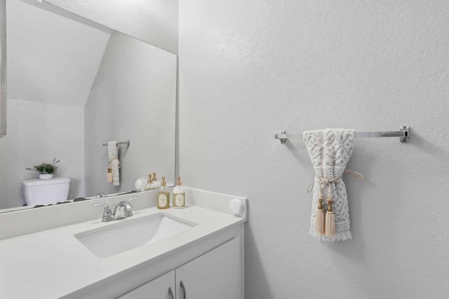 Detail Gallery Image 7 of 32 For 205 Del Valle Cir, El Sobrante,  CA 94803 - 2 Beds | 1/1 Baths