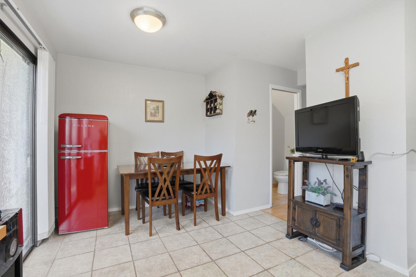 Detail Gallery Image 8 of 32 For 205 Del Valle Cir, El Sobrante,  CA 94803 - 2 Beds | 1/1 Baths