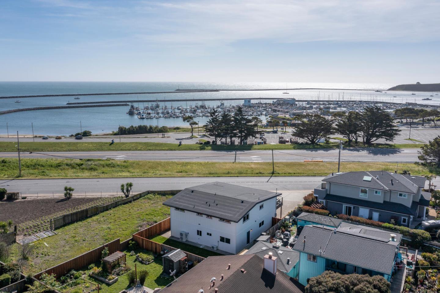 Detail Gallery Image 11 of 54 For 355 Avenue Alhambra, El Granada,  CA 94018 - 4 Beds | 3 Baths