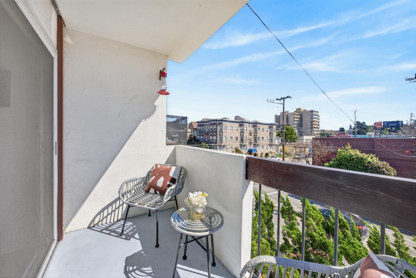 Detail Gallery Image 6 of 29 For 4099 Howe St #203,  Oakland,  CA 94611 - 2 Beds | 1 Baths