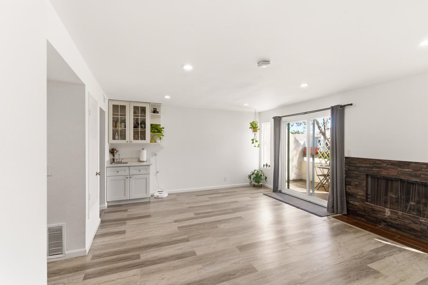 Detail Gallery Image 3 of 31 For 3550 Carter #126,  South San Francisco,  CA 94080 - 3 Beds | 2/1 Baths