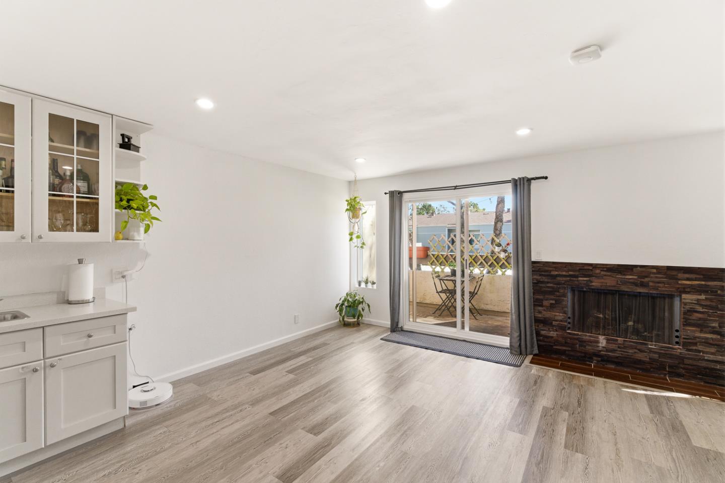 Detail Gallery Image 4 of 31 For 3550 Carter #126,  South San Francisco,  CA 94080 - 3 Beds | 2/1 Baths