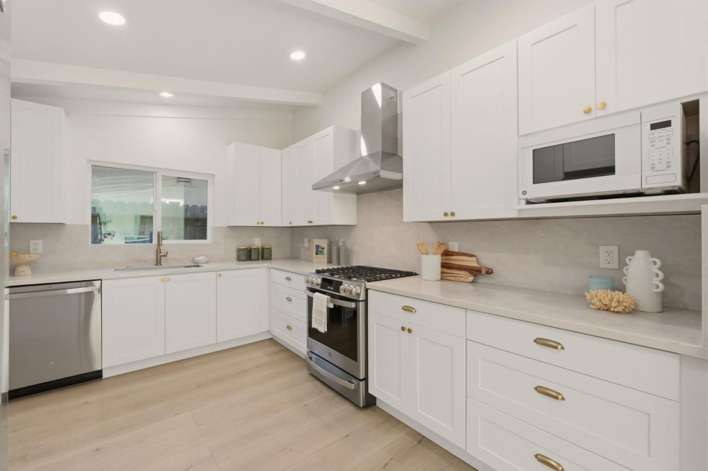 Detail Gallery Image 3 of 19 For 623 Miller Ave, Pacifica,  CA 94044 - 3 Beds | 1 Baths