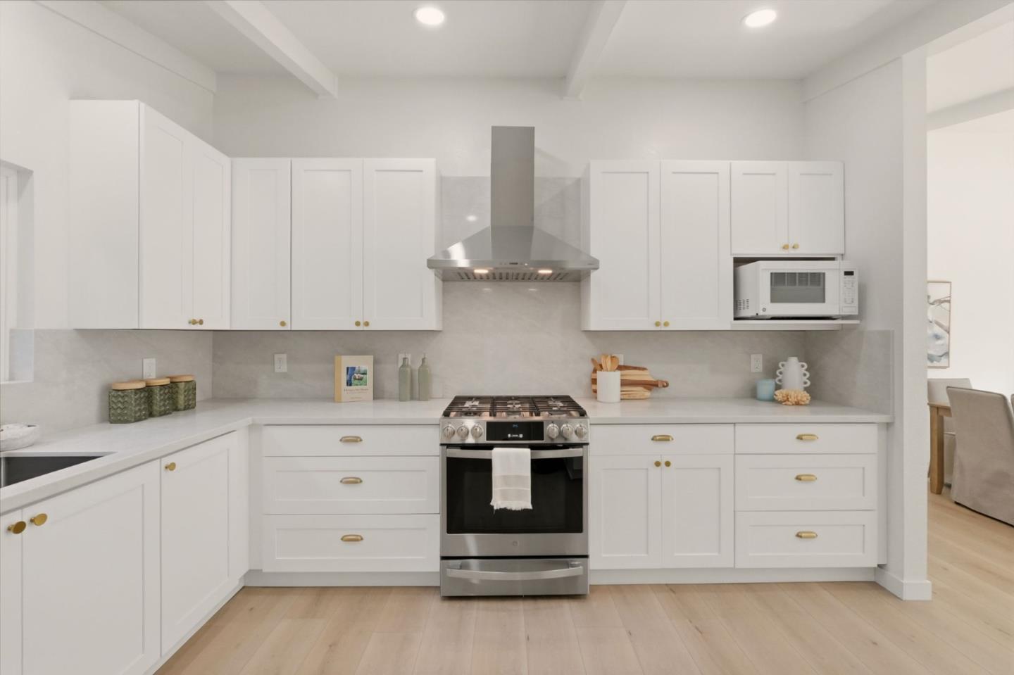 Detail Gallery Image 4 of 19 For 623 Miller Ave, Pacifica,  CA 94044 - 3 Beds | 1 Baths