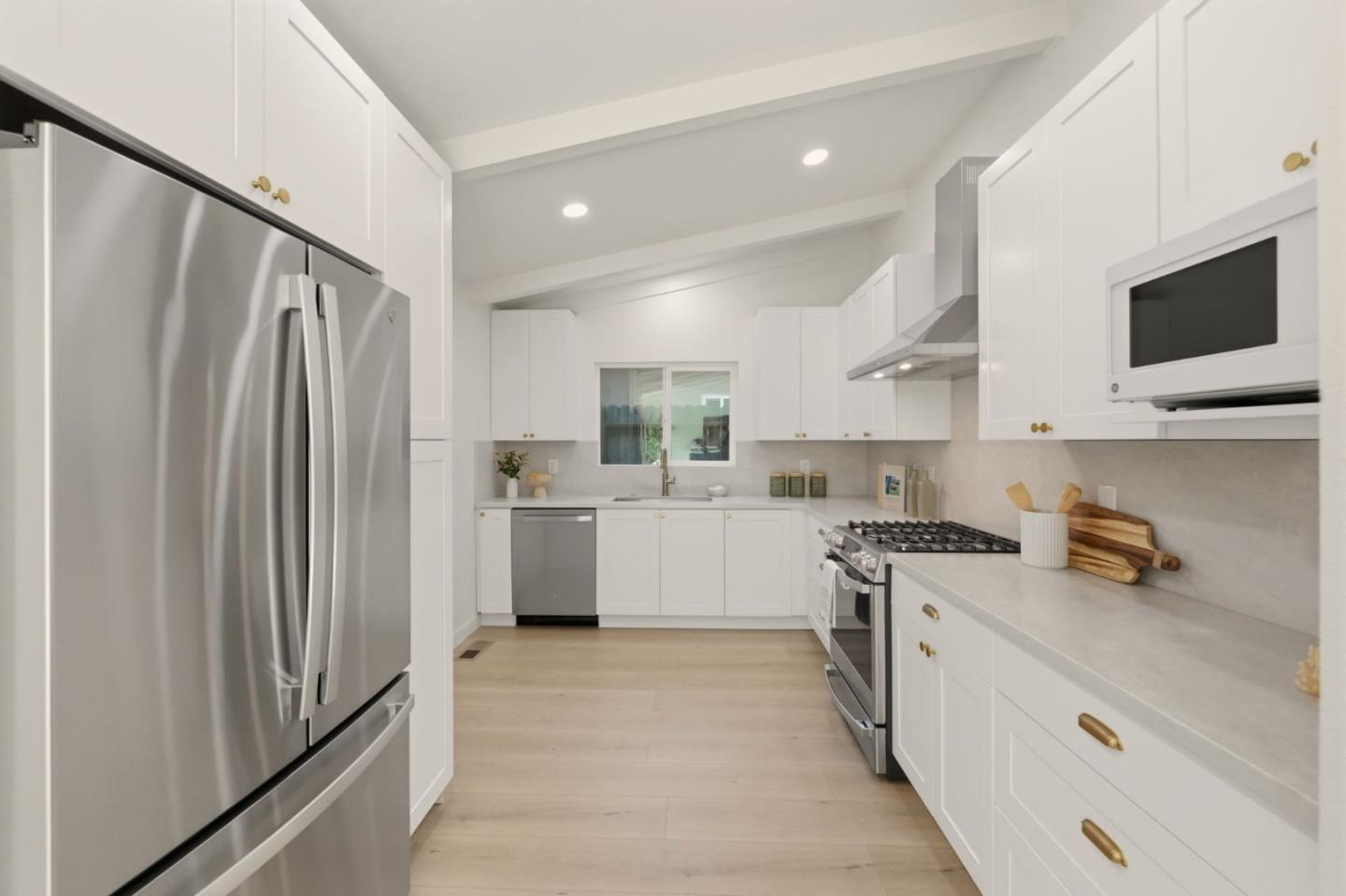 Detail Gallery Image 5 of 19 For 623 Miller Ave, Pacifica,  CA 94044 - 3 Beds | 1 Baths