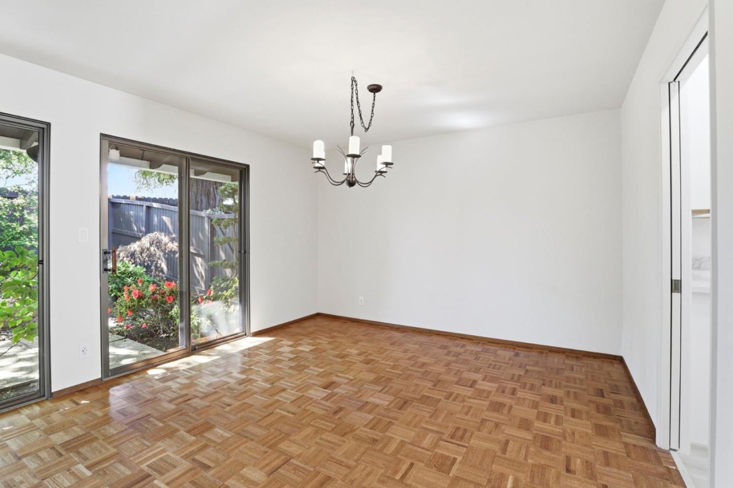 Detail Gallery Image 11 of 29 For 2463 Sharon Oaks Dr, Menlo Park,  CA 94025 - 2 Beds | 2 Baths