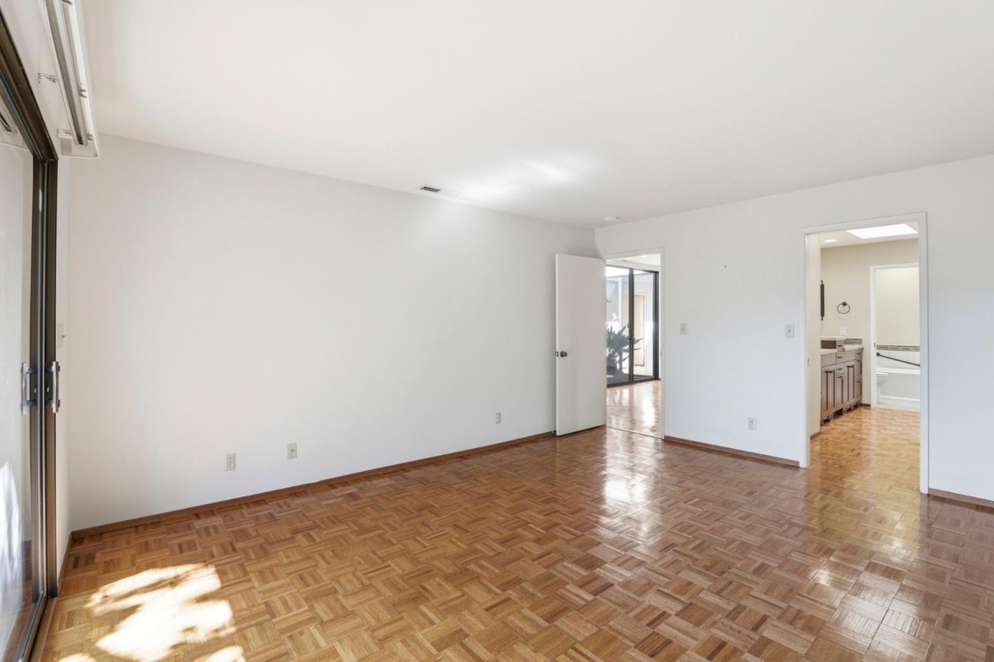 Detail Gallery Image 13 of 29 For 2463 Sharon Oaks Dr, Menlo Park,  CA 94025 - 2 Beds | 2 Baths