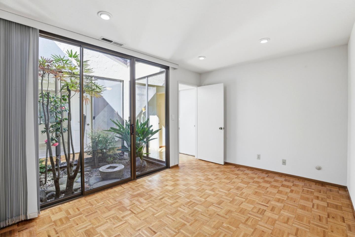 Detail Gallery Image 21 of 29 For 2463 Sharon Oaks Dr, Menlo Park,  CA 94025 - 2 Beds | 2 Baths