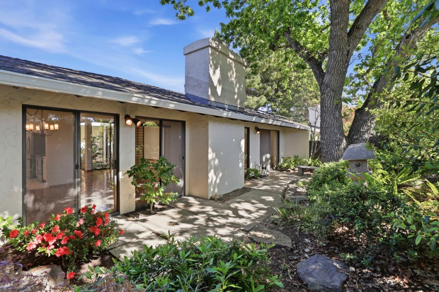 Detail Gallery Image 23 of 29 For 2463 Sharon Oaks Dr, Menlo Park,  CA 94025 - 2 Beds | 2 Baths