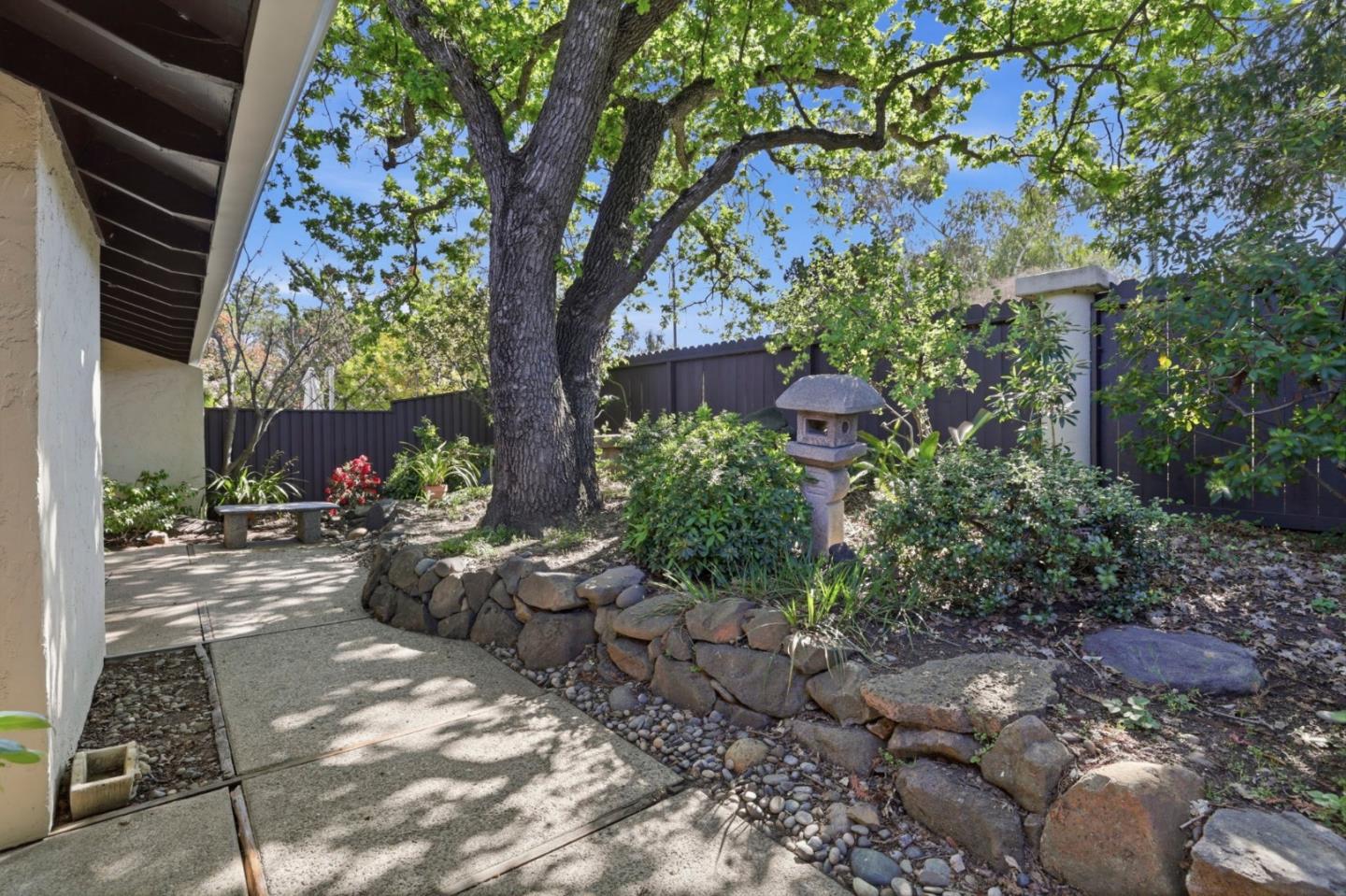 Detail Gallery Image 25 of 29 For 2463 Sharon Oaks Dr, Menlo Park,  CA 94025 - 2 Beds | 2 Baths