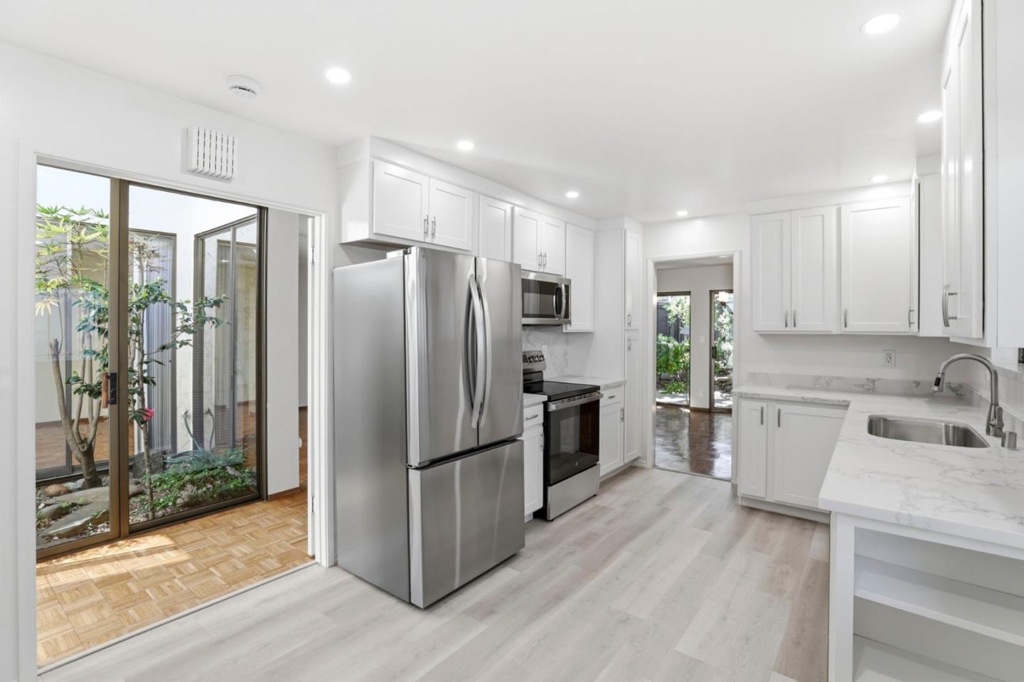 Detail Gallery Image 4 of 29 For 2463 Sharon Oaks Dr, Menlo Park,  CA 94025 - 2 Beds | 2 Baths