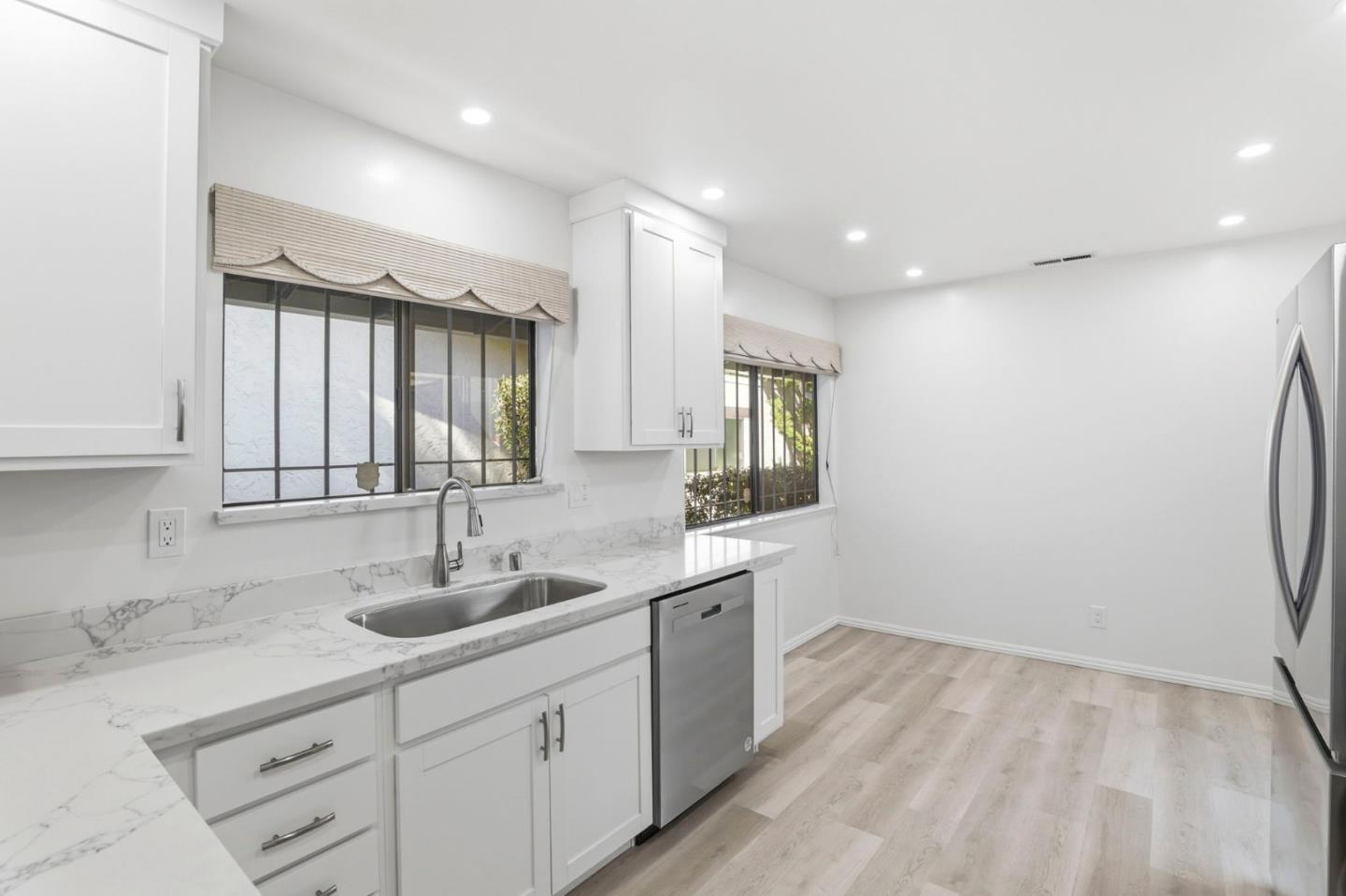 Detail Gallery Image 6 of 29 For 2463 Sharon Oaks Dr, Menlo Park,  CA 94025 - 2 Beds | 2 Baths