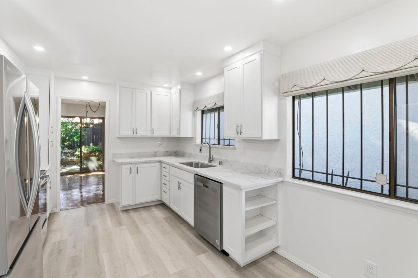 Detail Gallery Image 7 of 29 For 2463 Sharon Oaks Dr, Menlo Park,  CA 94025 - 2 Beds | 2 Baths