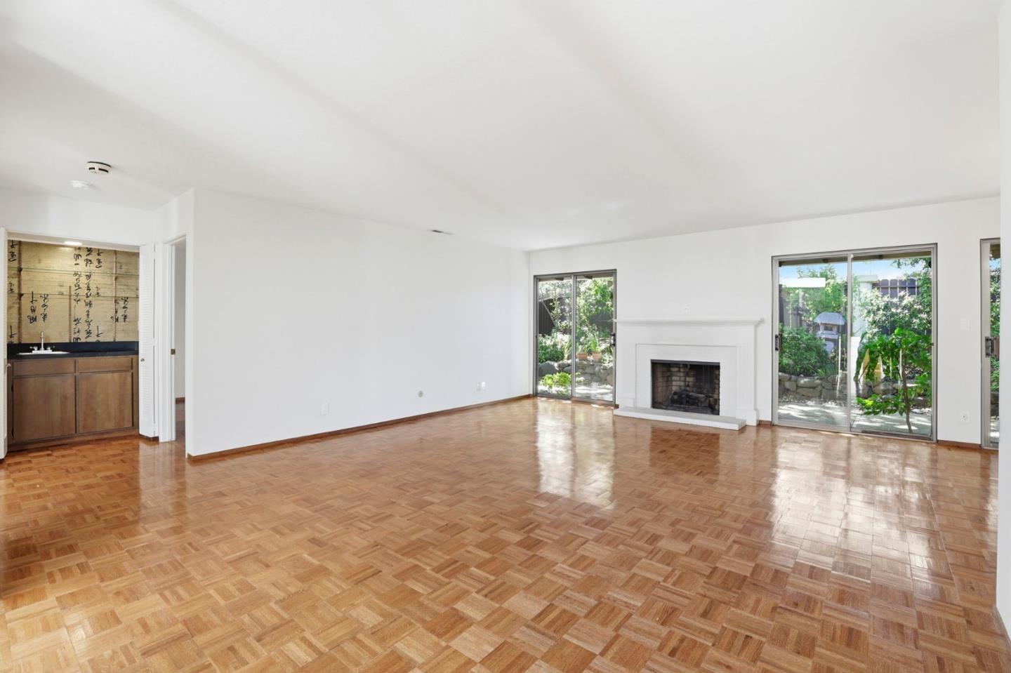 Detail Gallery Image 9 of 29 For 2463 Sharon Oaks Dr, Menlo Park,  CA 94025 - 2 Beds | 2 Baths