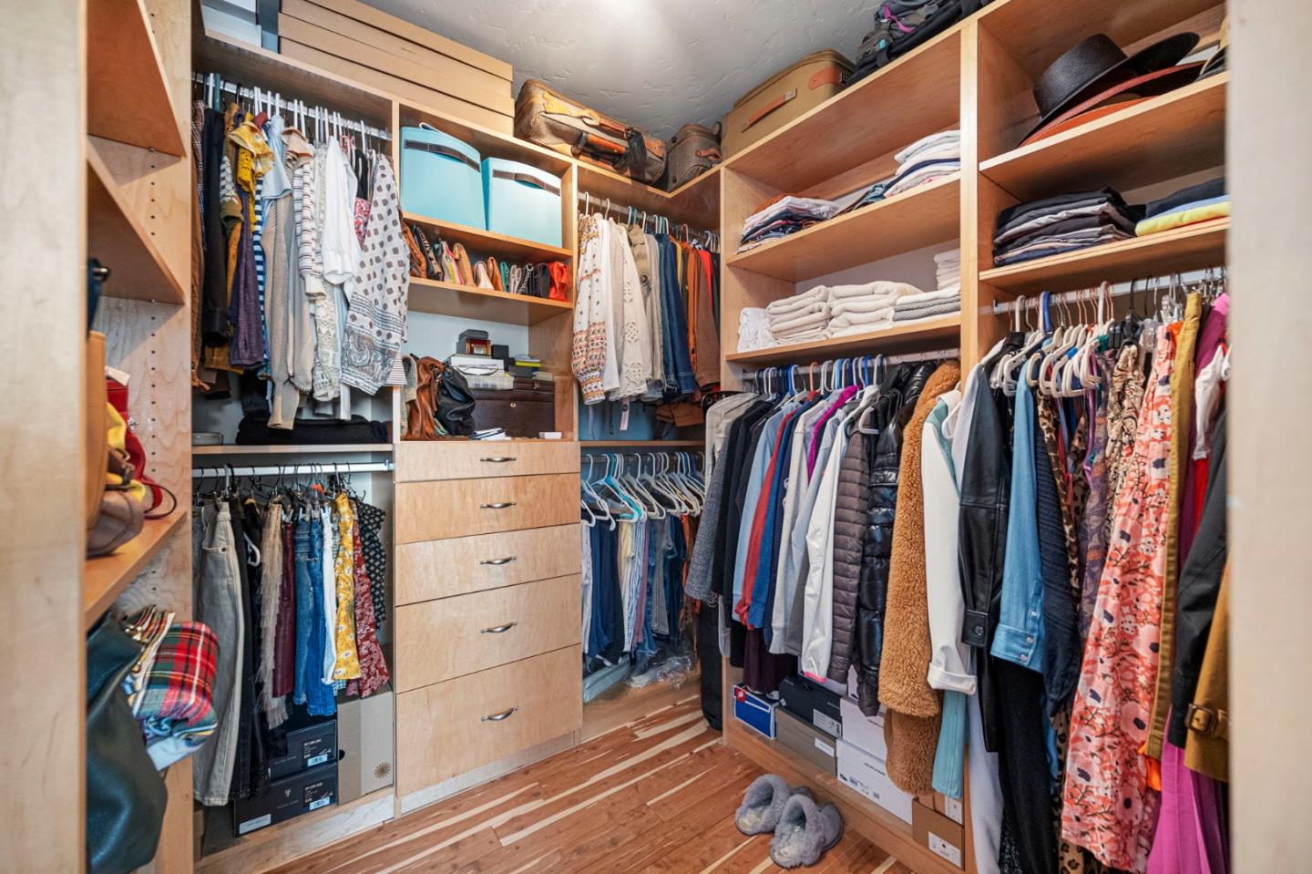 Detail Gallery Image 29 of 52 For 1208 Bernal Ave, Burlingame,  CA 94010 - 4 Beds | 5/1 Baths