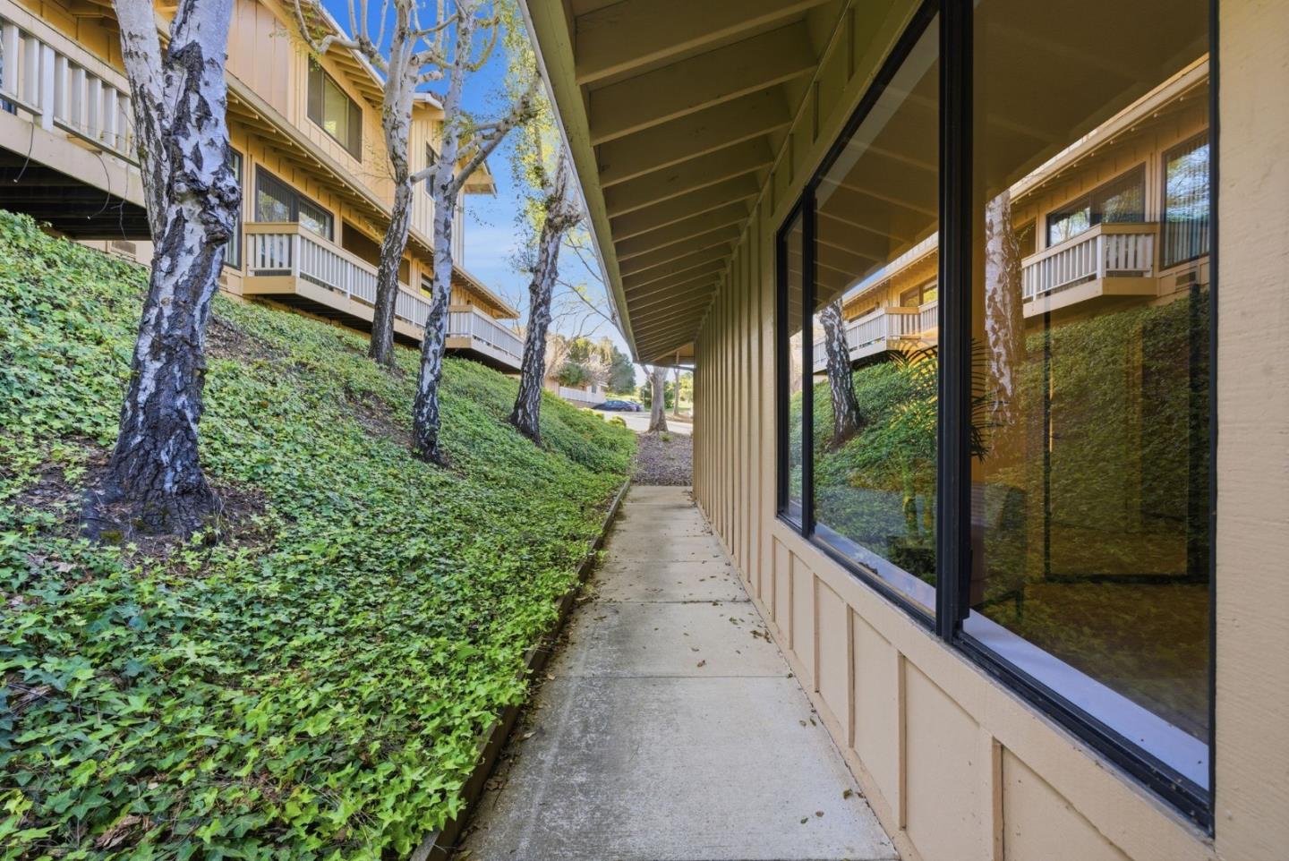 Detail Gallery Image 34 of 37 For 17 Azalea Ln, San Carlos,  CA 94070 - 2 Beds | 2 Baths