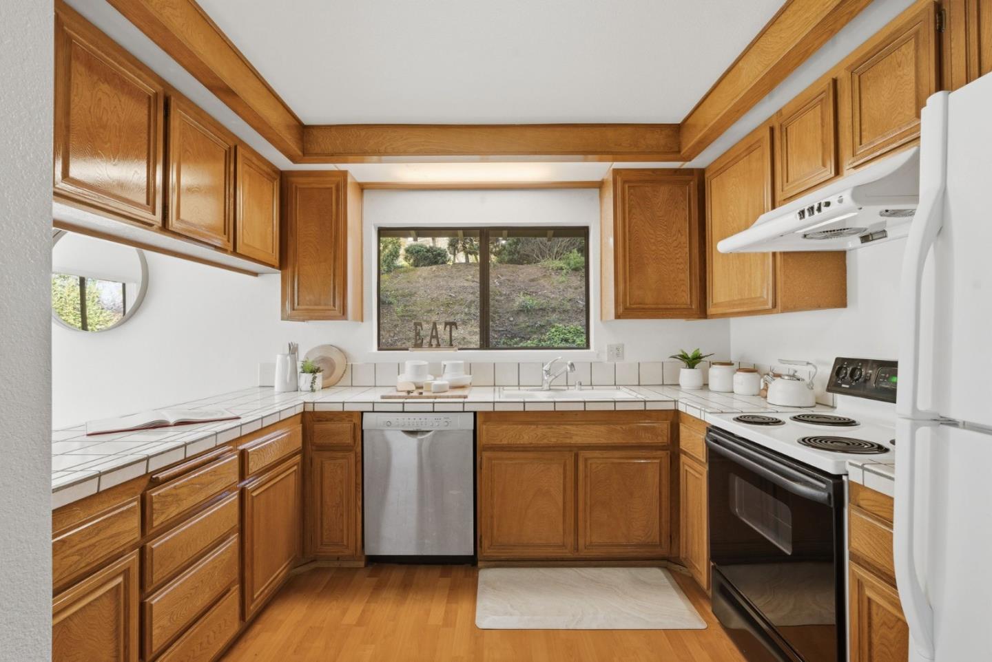 Detail Gallery Image 7 of 37 For 17 Azalea Ln, San Carlos,  CA 94070 - 2 Beds | 2 Baths