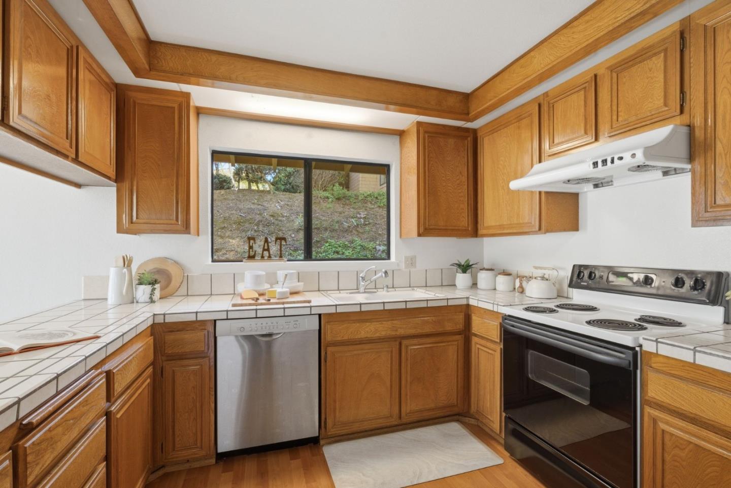 Detail Gallery Image 8 of 37 For 17 Azalea Ln, San Carlos,  CA 94070 - 2 Beds | 2 Baths