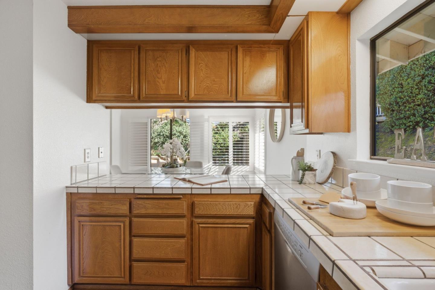 Detail Gallery Image 9 of 37 For 17 Azalea Ln, San Carlos,  CA 94070 - 2 Beds | 2 Baths