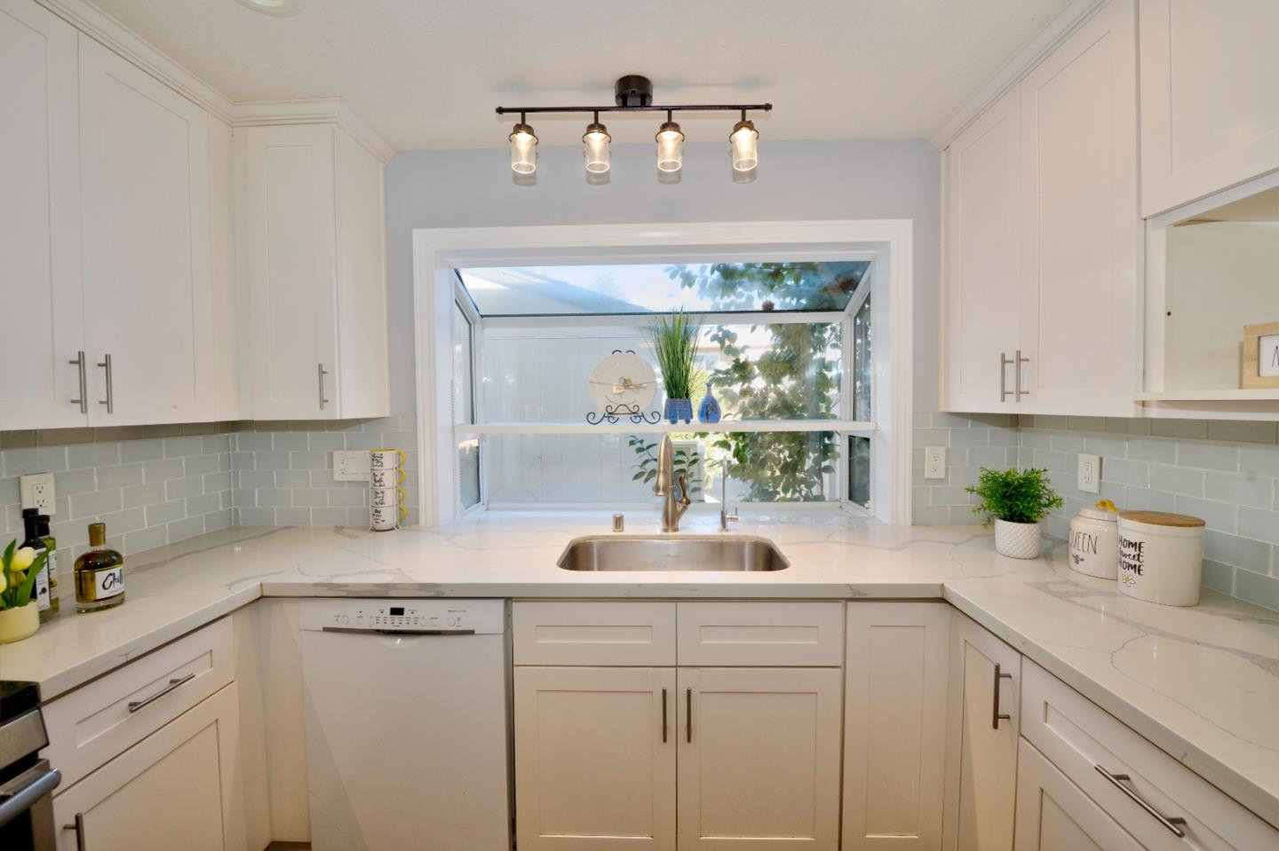 Detail Gallery Image 11 of 47 For 1048 Whitebick Dr, San Jose,  CA 95129 - 3 Beds | 2/1 Baths