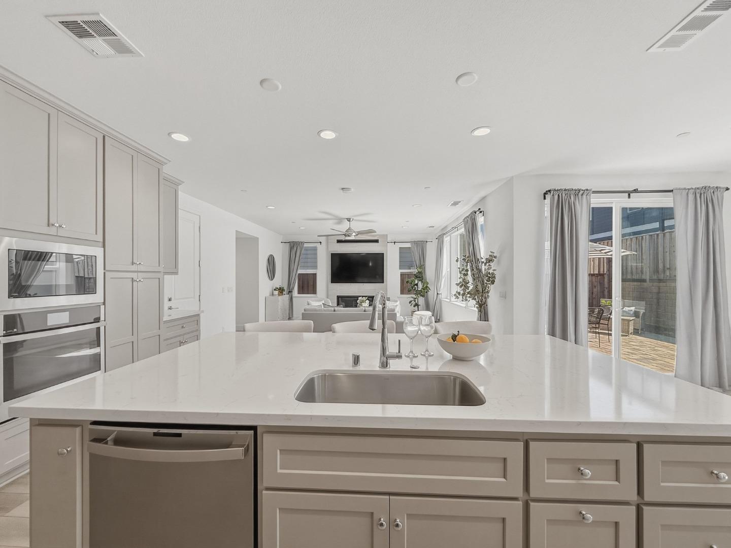 Detail Gallery Image 10 of 46 For 282 Wharf Terrace Cir, Marina,  CA 93933 - 3 Beds | 2/1 Baths