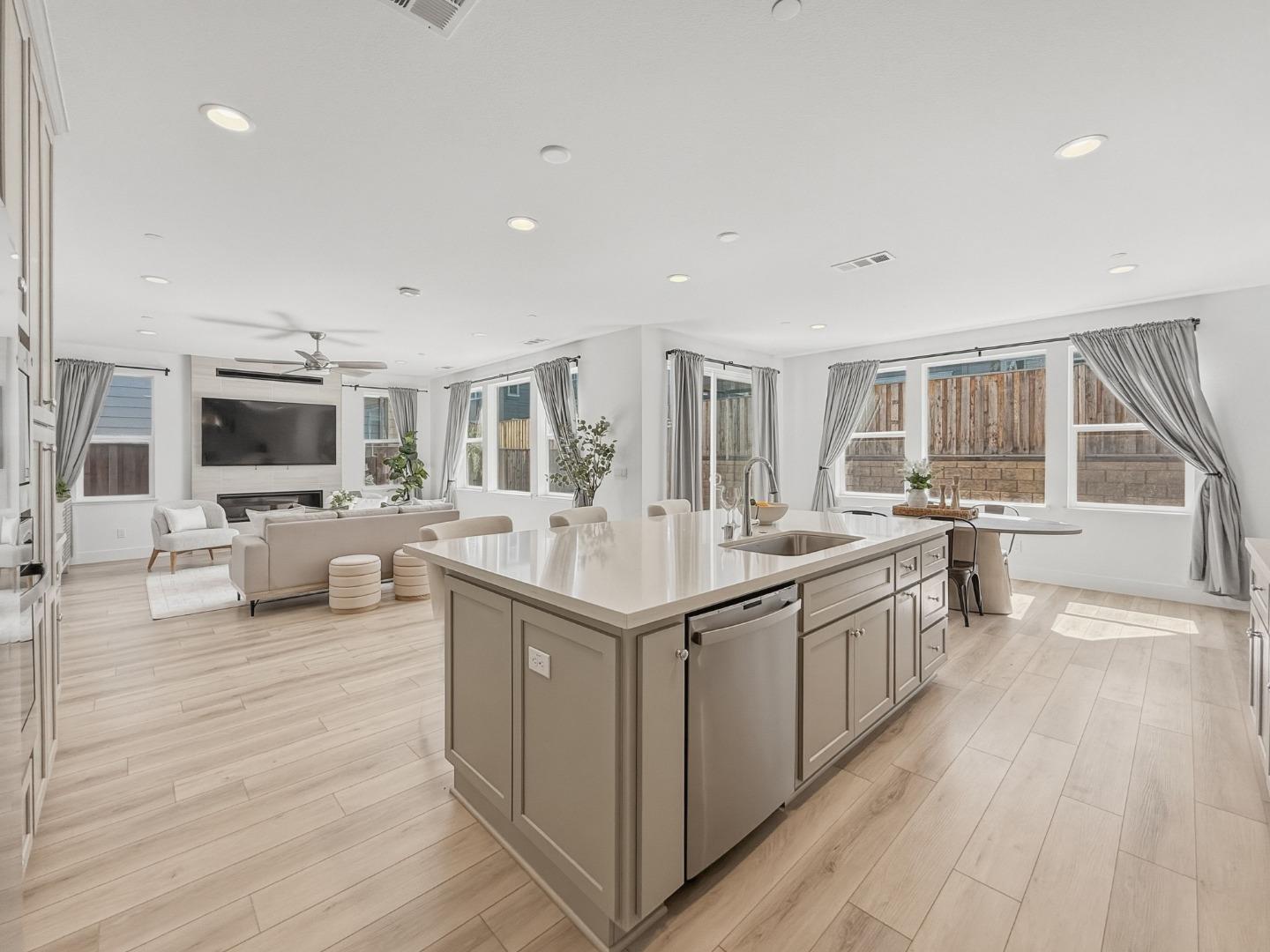 Detail Gallery Image 11 of 46 For 282 Wharf Terrace Cir, Marina,  CA 93933 - 3 Beds | 2/1 Baths