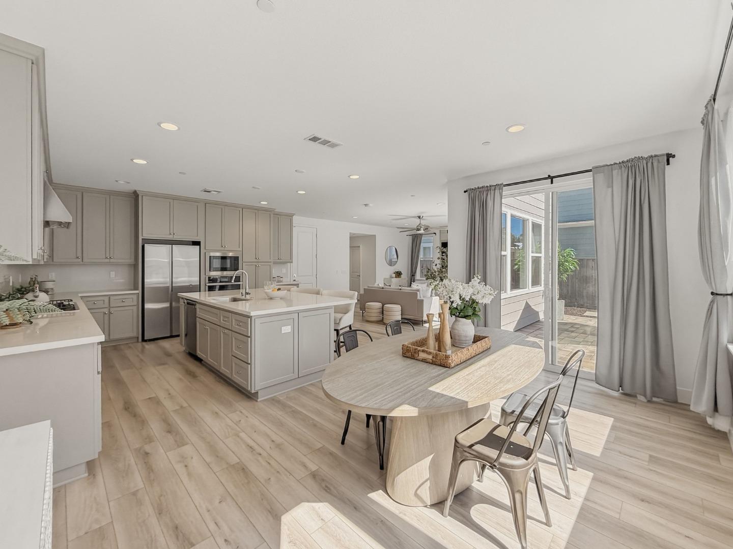 Detail Gallery Image 13 of 46 For 282 Wharf Terrace Cir, Marina,  CA 93933 - 3 Beds | 2/1 Baths