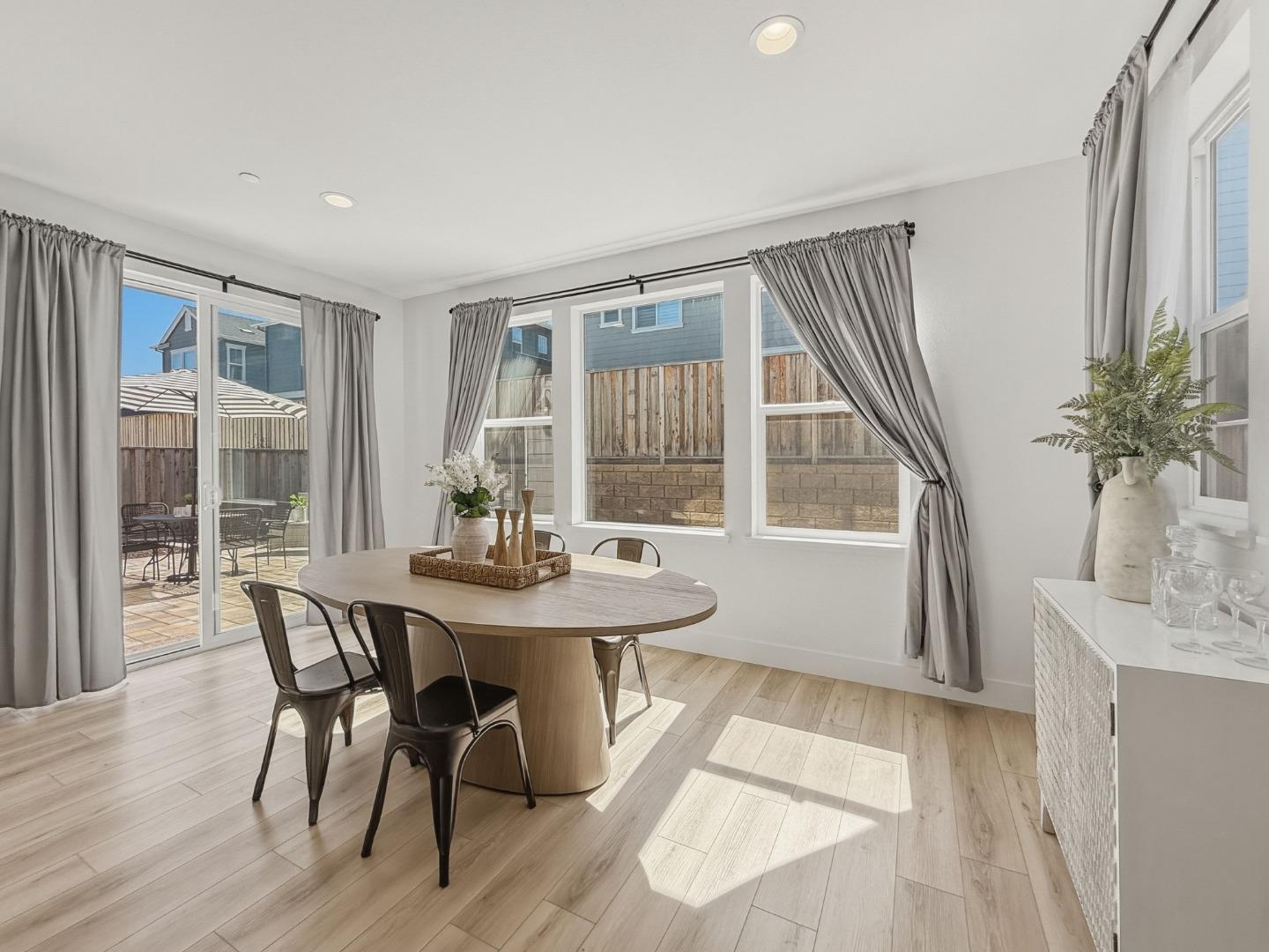 Detail Gallery Image 15 of 46 For 282 Wharf Terrace Cir, Marina,  CA 93933 - 3 Beds | 2/1 Baths