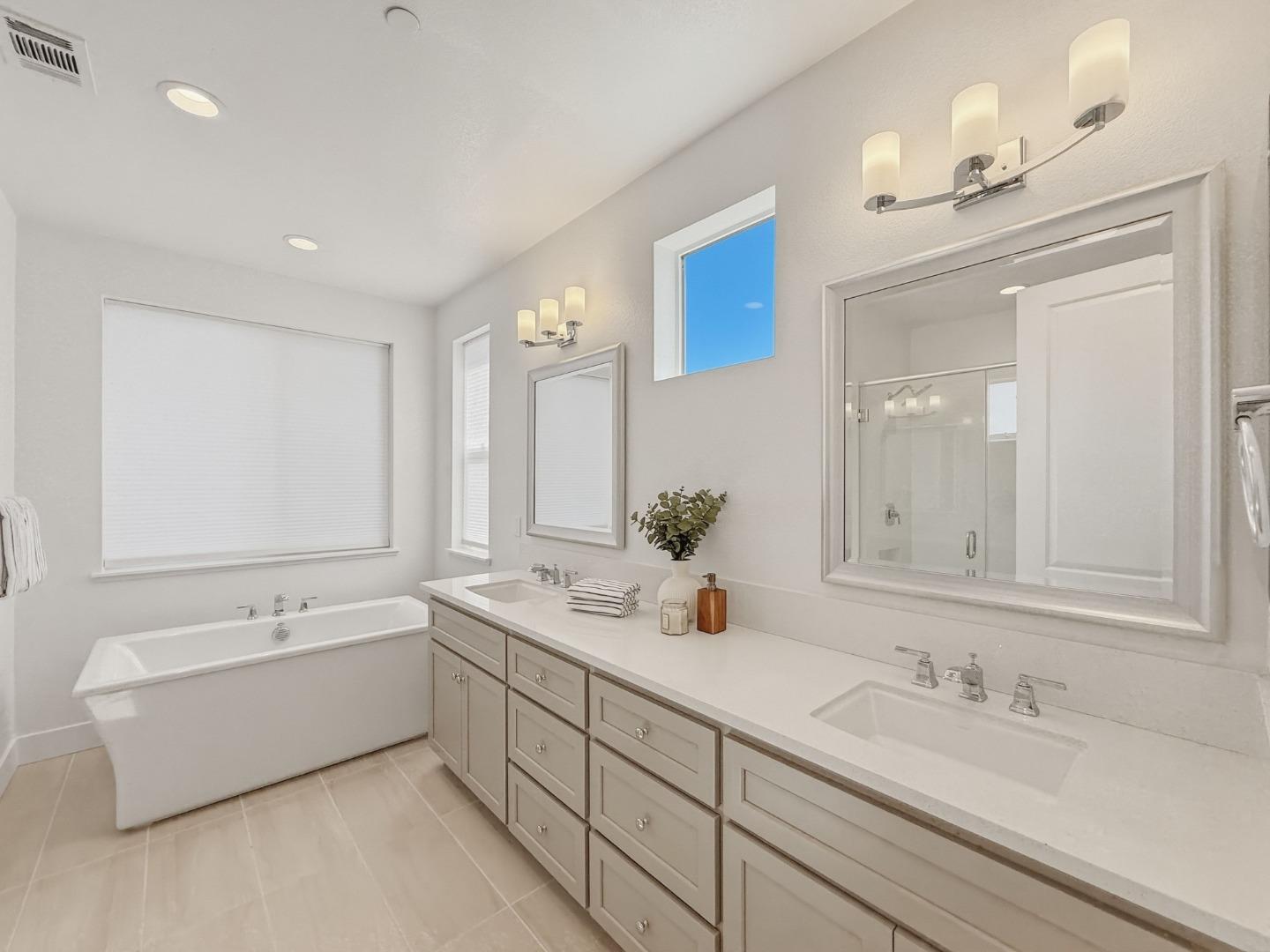 Detail Gallery Image 26 of 46 For 282 Wharf Terrace Cir, Marina,  CA 93933 - 3 Beds | 2/1 Baths