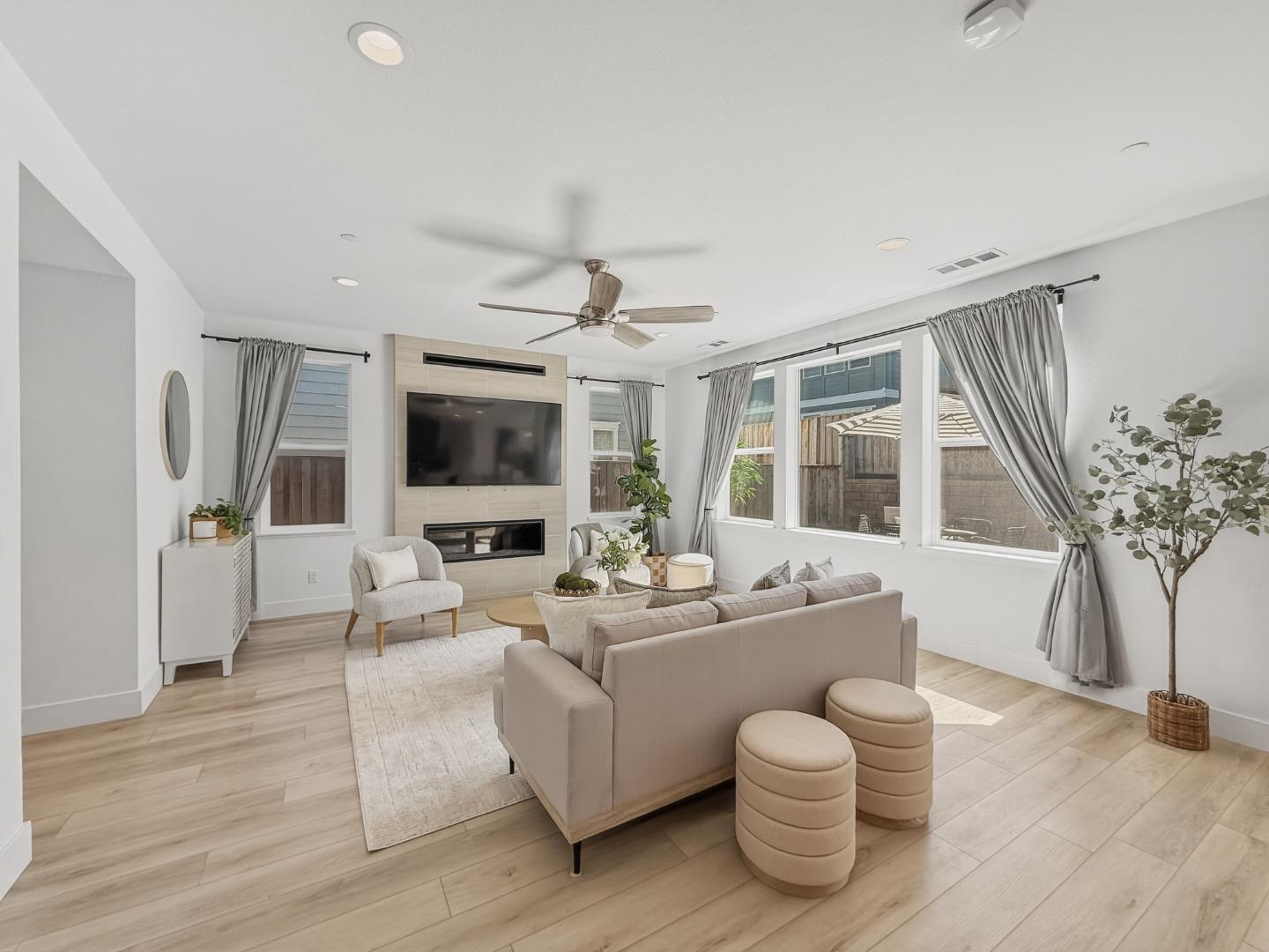 Detail Gallery Image 5 of 46 For 282 Wharf Terrace Cir, Marina,  CA 93933 - 3 Beds | 2/1 Baths