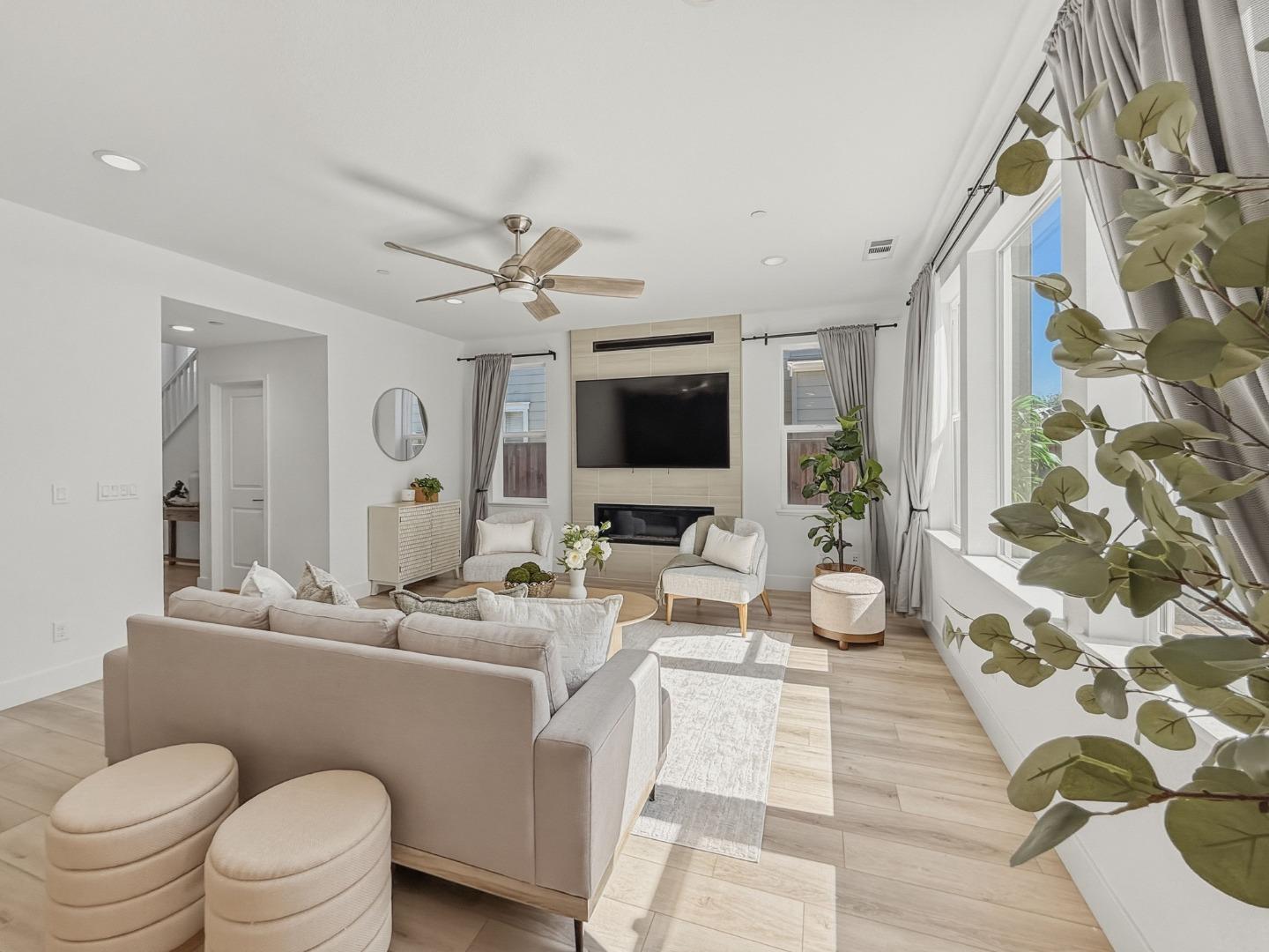 Detail Gallery Image 6 of 46 For 282 Wharf Terrace Cir, Marina,  CA 93933 - 3 Beds | 2/1 Baths