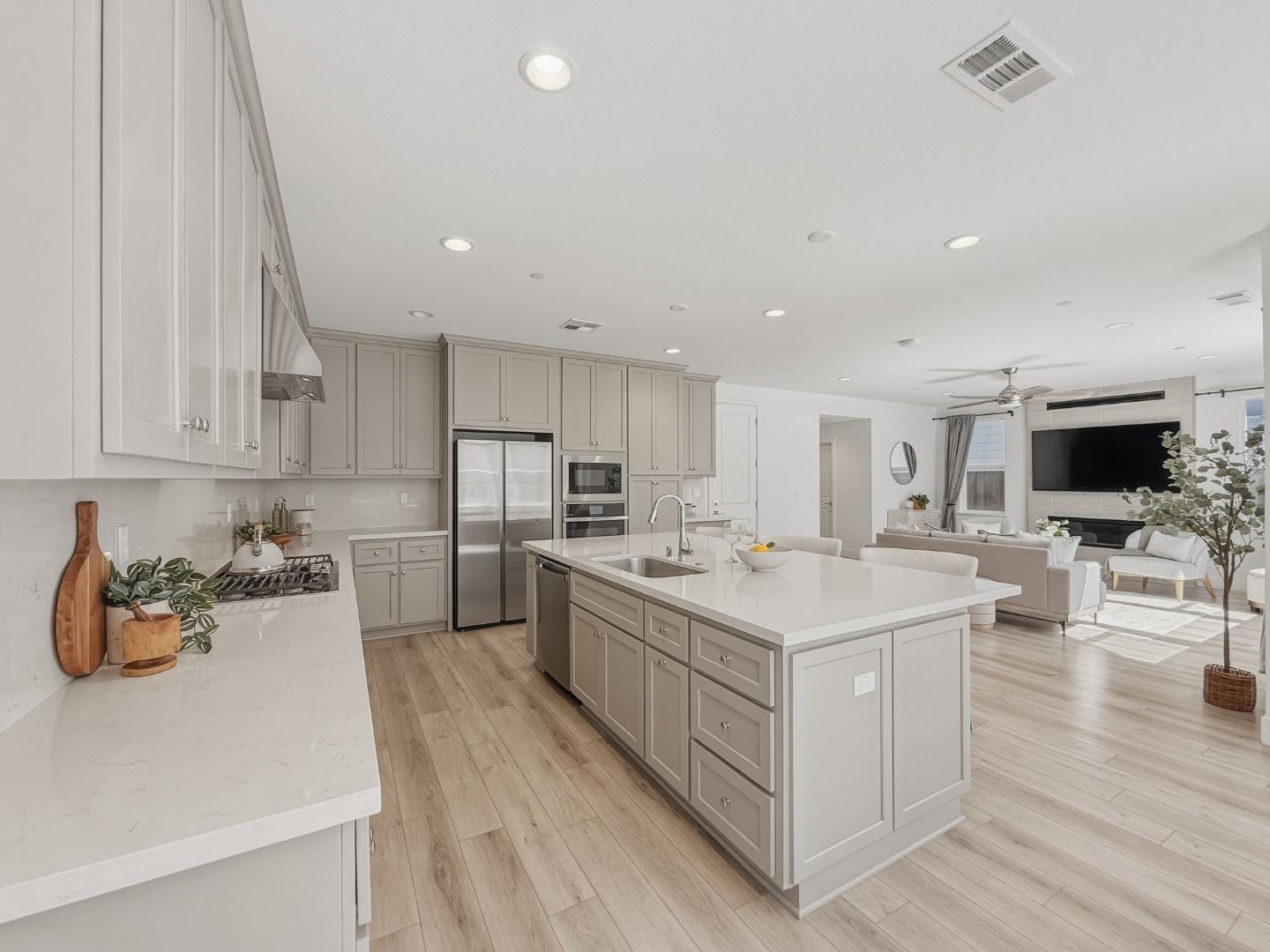 Detail Gallery Image 9 of 46 For 282 Wharf Terrace Cir, Marina,  CA 93933 - 3 Beds | 2/1 Baths