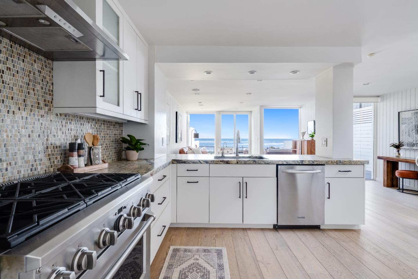 Detail Gallery Image 17 of 62 For 9 Rockview Dr, Santa Cruz,  CA 95062 - 4 Beds | 3 Baths