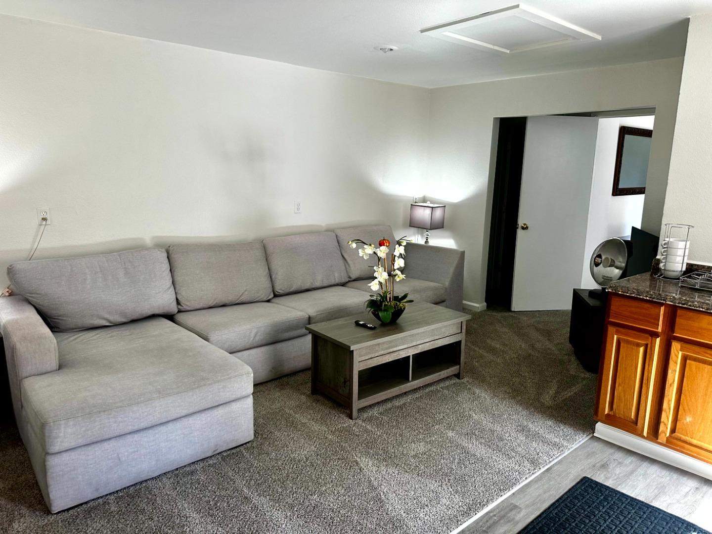 Detail Gallery Image 3 of 14 For 1354 N Main St a,  Salinas,  CA 93906 - 1 Beds | 1 Baths