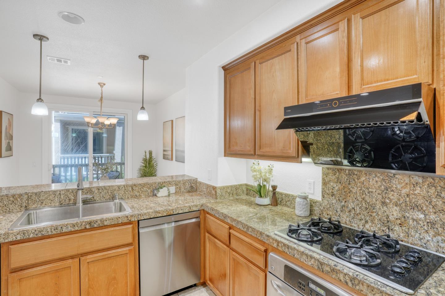 Detail Gallery Image 10 of 35 For 36083 Soapberry Cmn #12,  Fremont,  CA 94536 - 3 Beds | 2/1 Baths