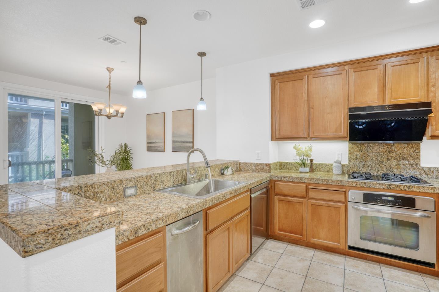 Detail Gallery Image 8 of 35 For 36083 Soapberry Cmn #12,  Fremont,  CA 94536 - 3 Beds | 2/1 Baths