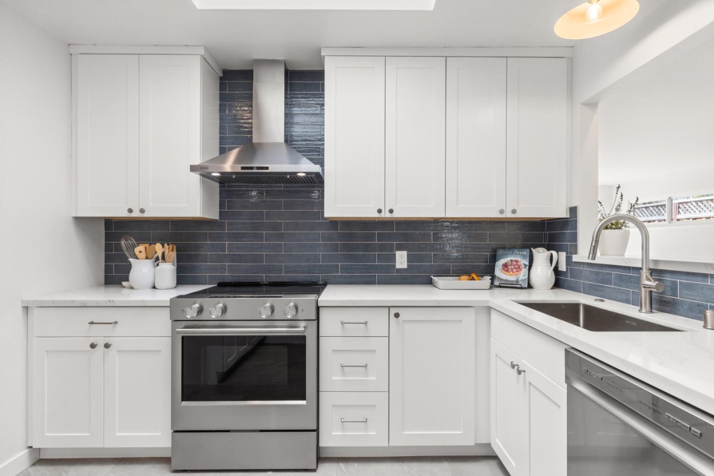 Detail Gallery Image 13 of 33 For 41 Maple Way, San Carlos,  CA 94070 - 3 Beds | 2 Baths