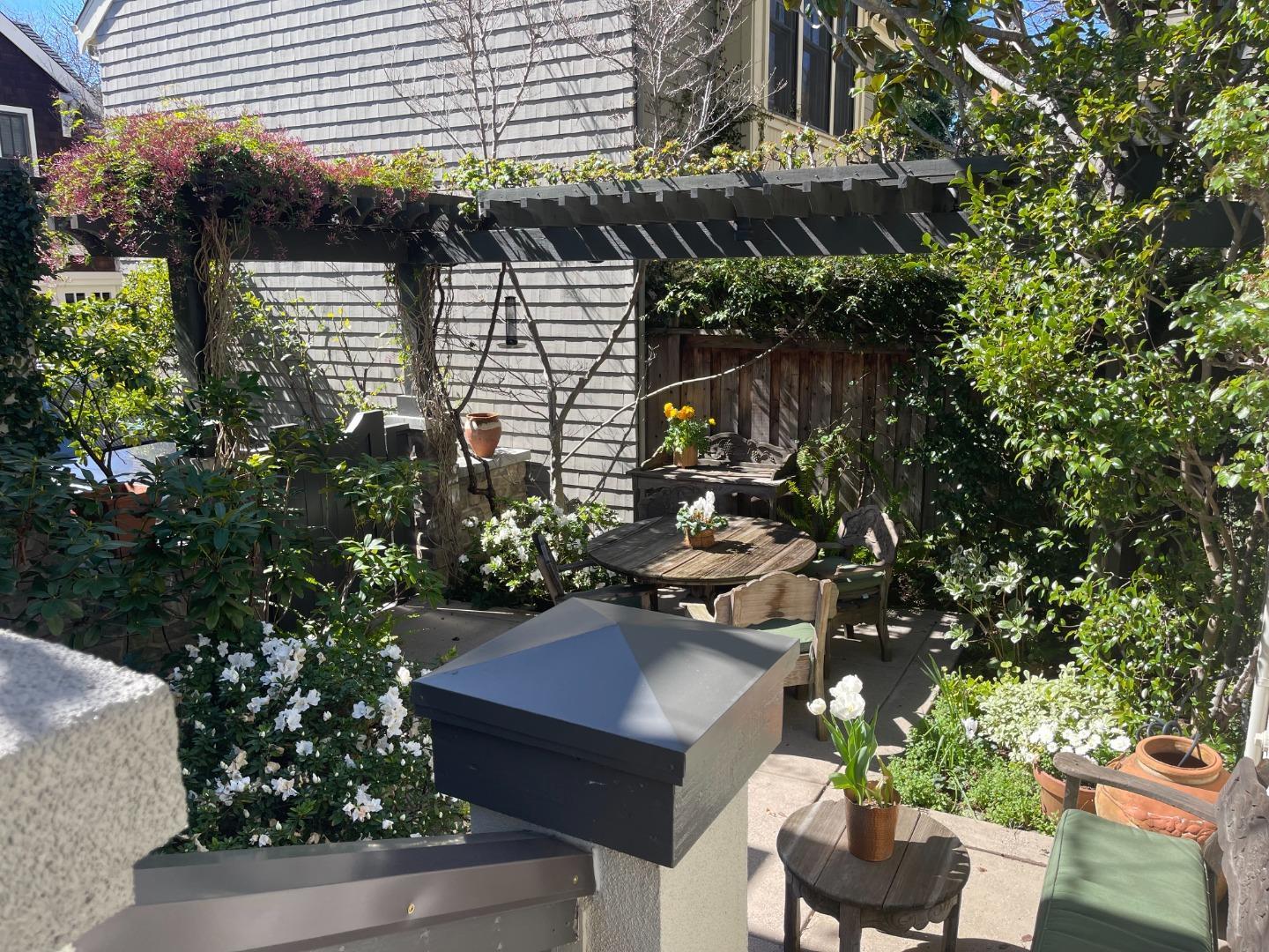 Detail Gallery Image 21 of 29 For 842 Waverley St, Palo Alto,  CA 94301 - 2 Beds | 2/1 Baths