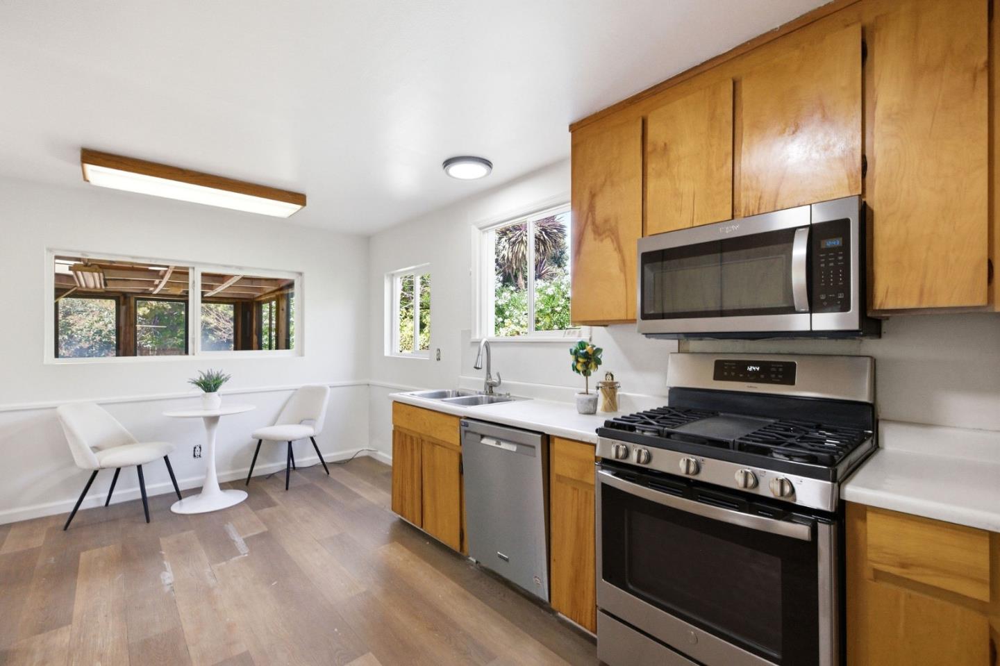 Detail Gallery Image 17 of 68 For 1537 Cypress Ave, San Mateo,  CA 94401 - 4 Beds | 2 Baths