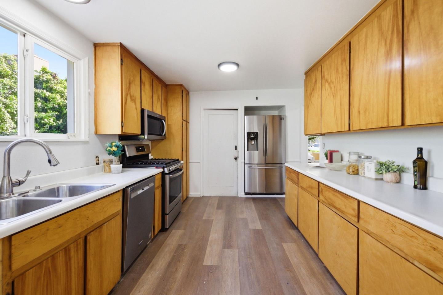 Detail Gallery Image 20 of 68 For 1537 Cypress Ave, San Mateo,  CA 94401 - 4 Beds | 2 Baths