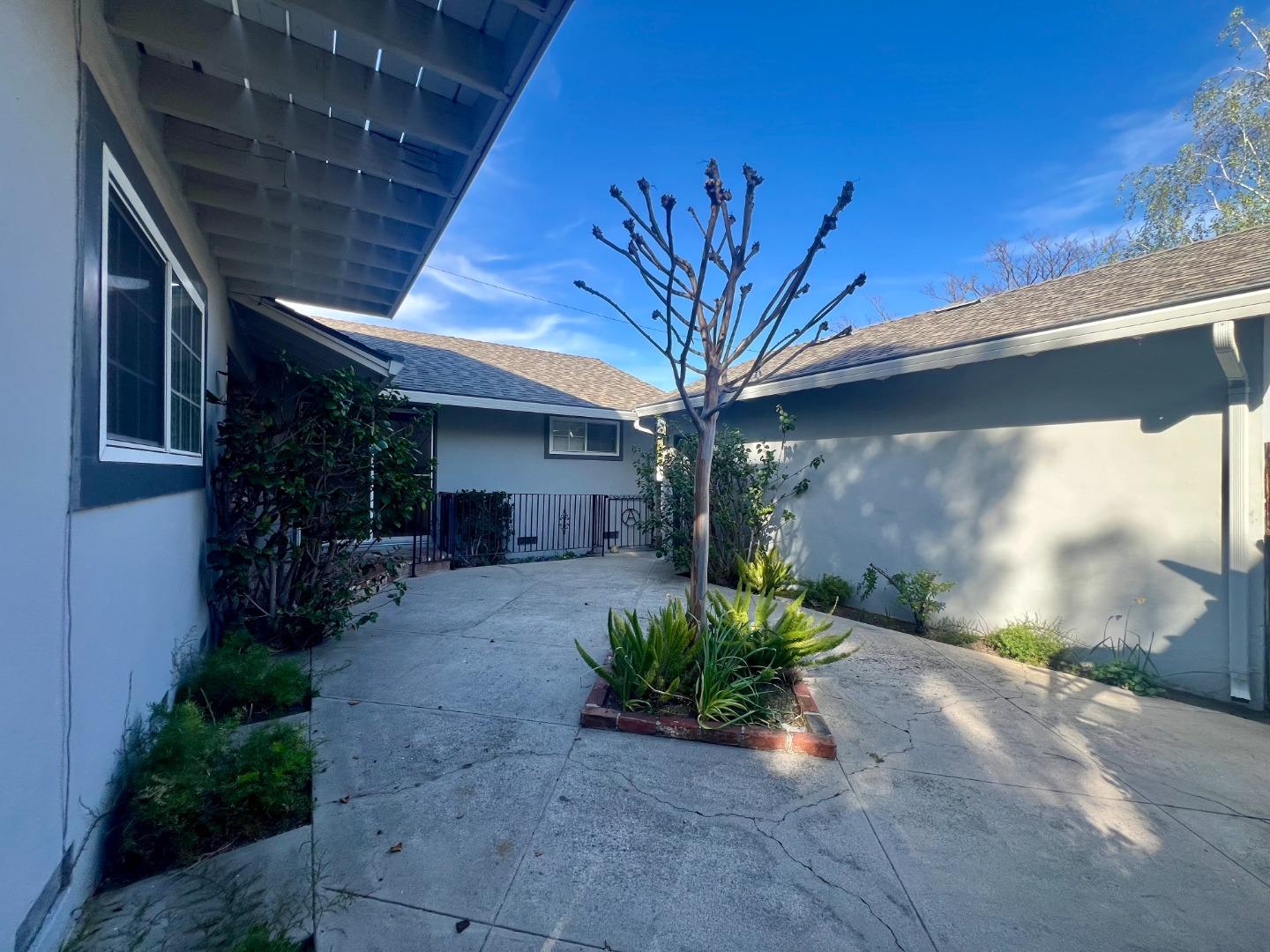 Detail Gallery Image 2 of 8 For 5059 Bel Estos Dr, San Jose,  CA 95124 - 5 Beds | 3 Baths